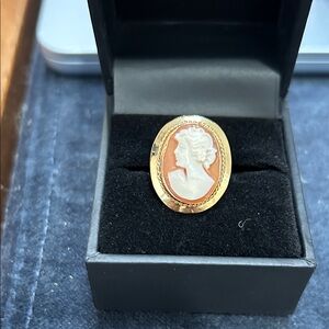 Elegant 14k Gold and Cream Cameo Ring